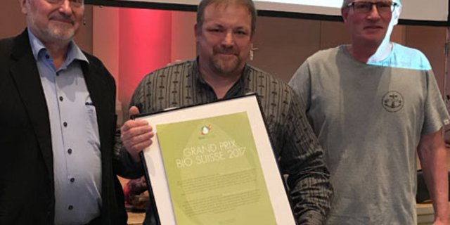 Jury-Präsident Fritz Schneider mit Andi Lieberherr (Geschäftsführer) und Fritz Rölli von RegioFair. (Bild akr)