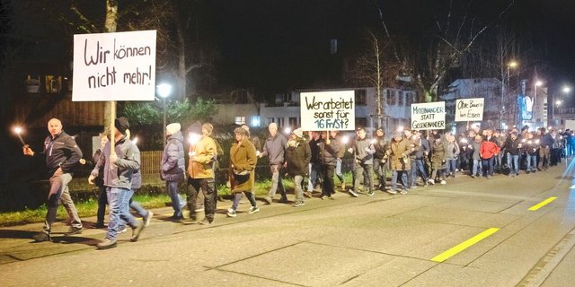 Ohne Traktoren sowie lautes Trychlen, dafür mit Sympathie. Am Mahnmarsch in Affoltern am Albis nahmen 250 Personen teil. Weitere Märsche erfolgten in Bülach mit 350 Teilnehmern sowie in Hinwil mit 550 Teilnehmern. 