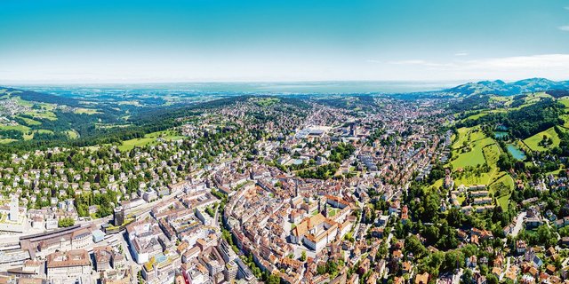 Die Stadt St.  Gallen aus der Vogelperspektive. Die landwirtschaftliche Nutzfläche auf Stadtgebiet umfasst 1209 Hektaren. 40 Prozent davon sind im Besitz von Stadt oder Ortsbürgergemeinde St. Gallen.(Bild Adobe Stock)