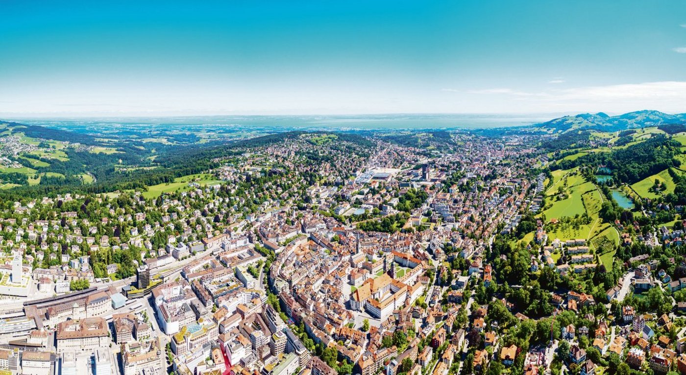 Die Stadt St.  Gallen aus der Vogelperspektive. Die landwirtschaftliche Nutzfläche auf Stadtgebiet umfasst 1209 Hektaren. 40 Prozent davon sind im Besitz von Stadt oder Ortsbürgergemeinde St. Gallen.(Bild Adobe Stock)