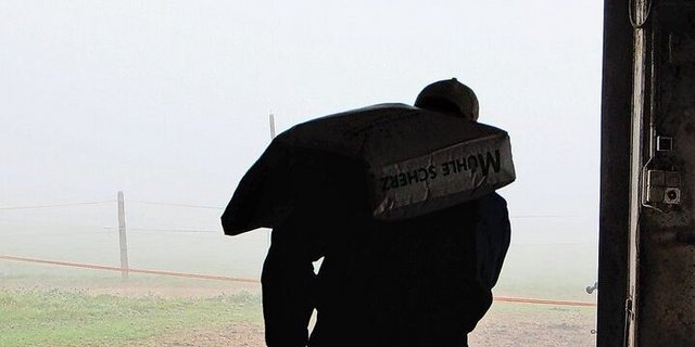 Die Last wirkt erdrückend: Bei Bauprojekten kommt allzu oft viel zusätzliche Arbeit dazu, denn man baut bei laufendem Betrieb.