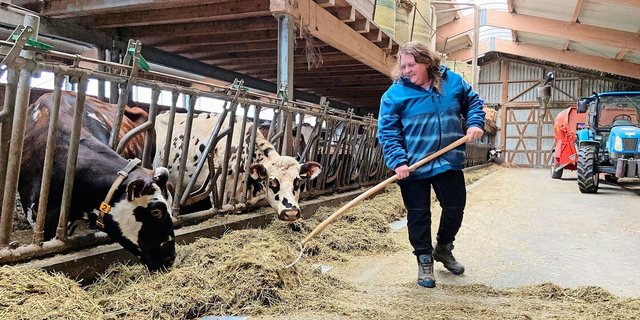 Mireille Hirt im Stall: Die Freiburger Milchproduzentin definiert Lebensqualität vor allem über Zeit für sich selbst – für einen Kaffee mit ihrem Mann, das Lesen eines Buchs oder einen Ausritt.