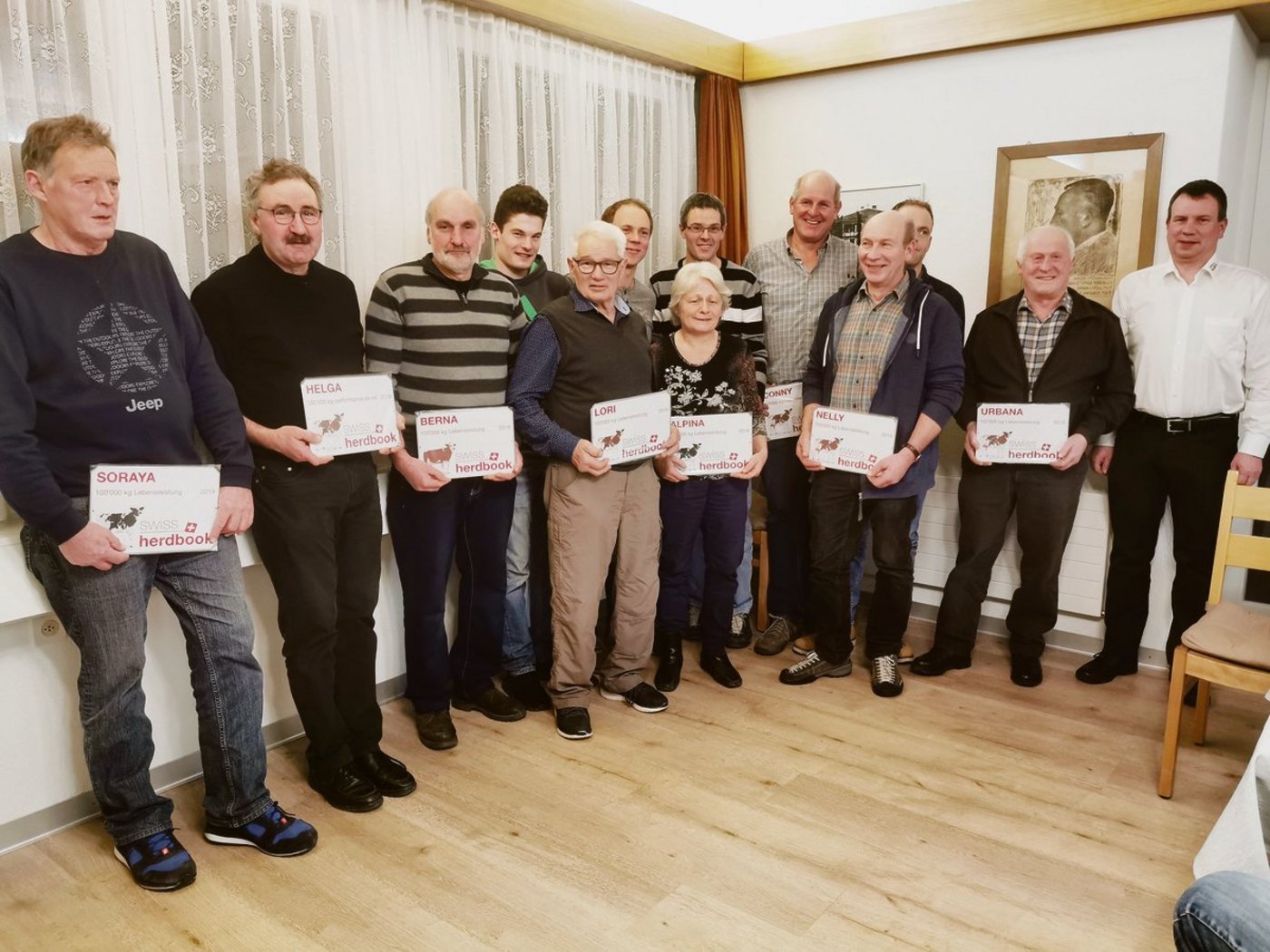 Sie können langlebige Kühe züchten, die viel Milch produzieren und haben es gerne unterhaltsam und lustig; die Oberaargauer. Matthias Schelling (rechts), überbrachte Glückwünsche und Plaketten von Swissherdbook. (Bilder Simone Barth)