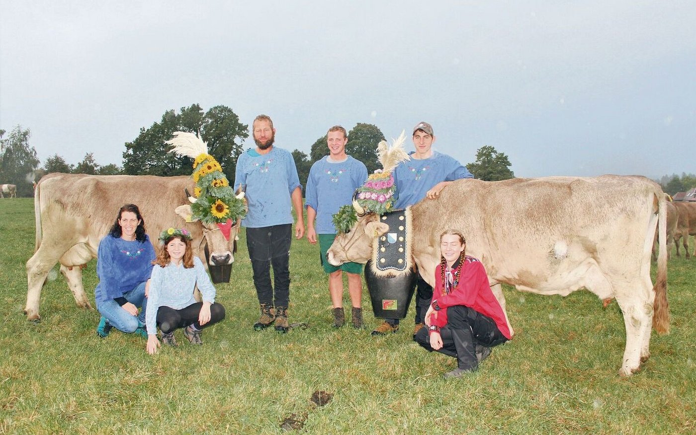 Renate, Katja, René, Tobias, Fabian und Sarina Wettstein (v. l.) freuen sich alljährlich, mit ihrem prächtigen Original Braunvieh an die Viehausstellung zu laufen.