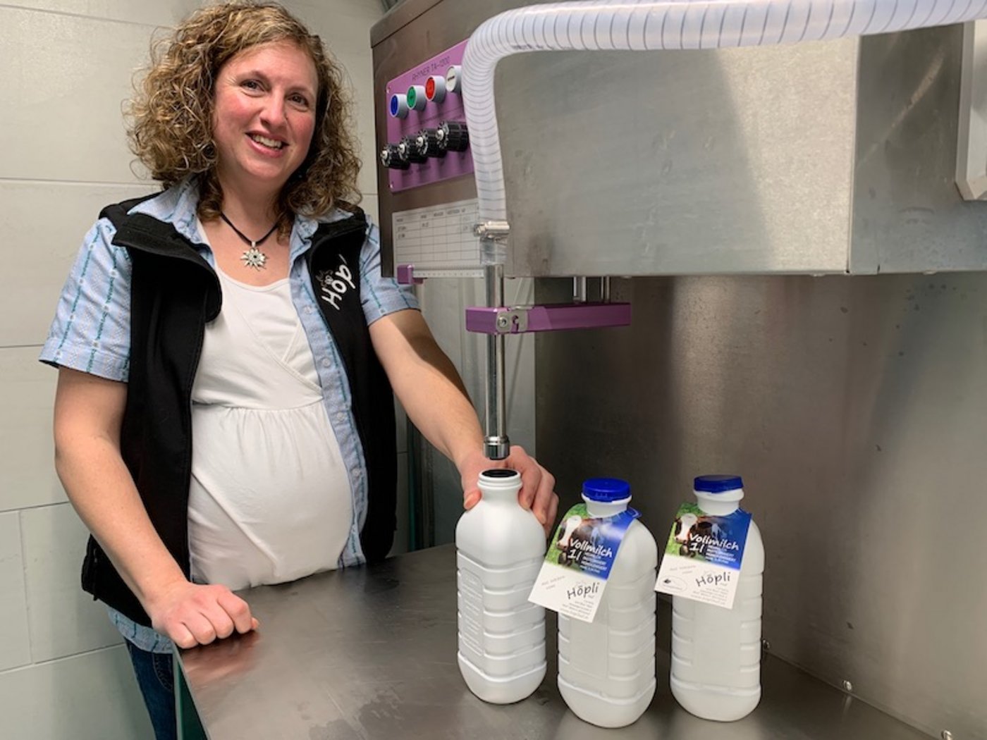 500 bis 600 Liter Heumilch pasteurisiert und homogenisiert Cornelia Höpli zweimal die Woche. Neuerdings erleichtert eine Anlage das Abfüllen in die 1-Liter-Flaschen. (Bild Ruth Bossert)
