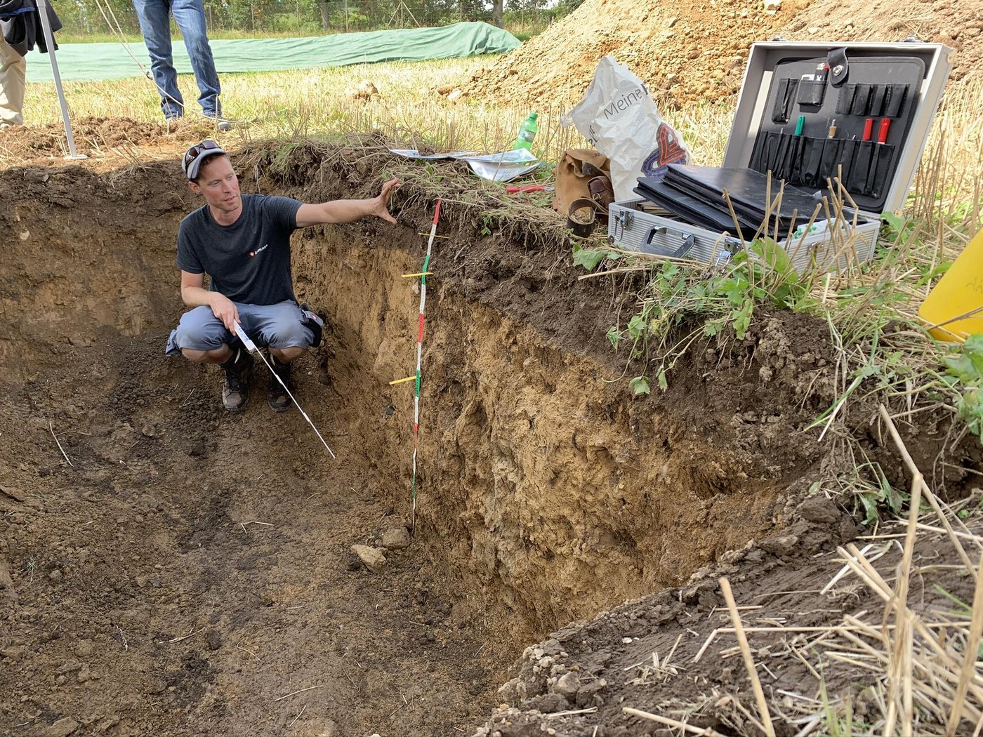 Olivier Heller von Agroscope Reckenholz beschreibt die Entstehung der Böden auf der Brämenhöchi. Dieses Wissen hilft, die Böden standortgemäss und damit optimal zu bewirtschaften. (Bild Stefan Odermatt) 