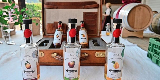 Stephan Hänni stellt drei Fruchtbrände her. Sie sind Hochstamm- Suisse-zertifiziert und bereits mehrfach ausgezeichnet.