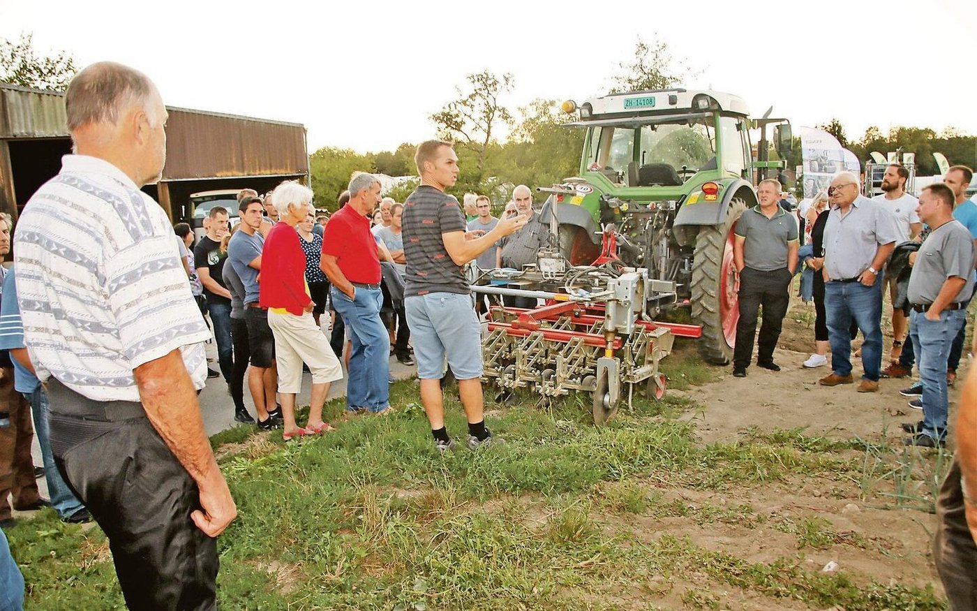 Neben Biodiversität ging es auch um GPS-Technologie, die Marius Frei vorstellte. Der Biobetrieb Tännlihof nutzt diese beim Pflanzen beziehungsweise Säen und Hacken. 