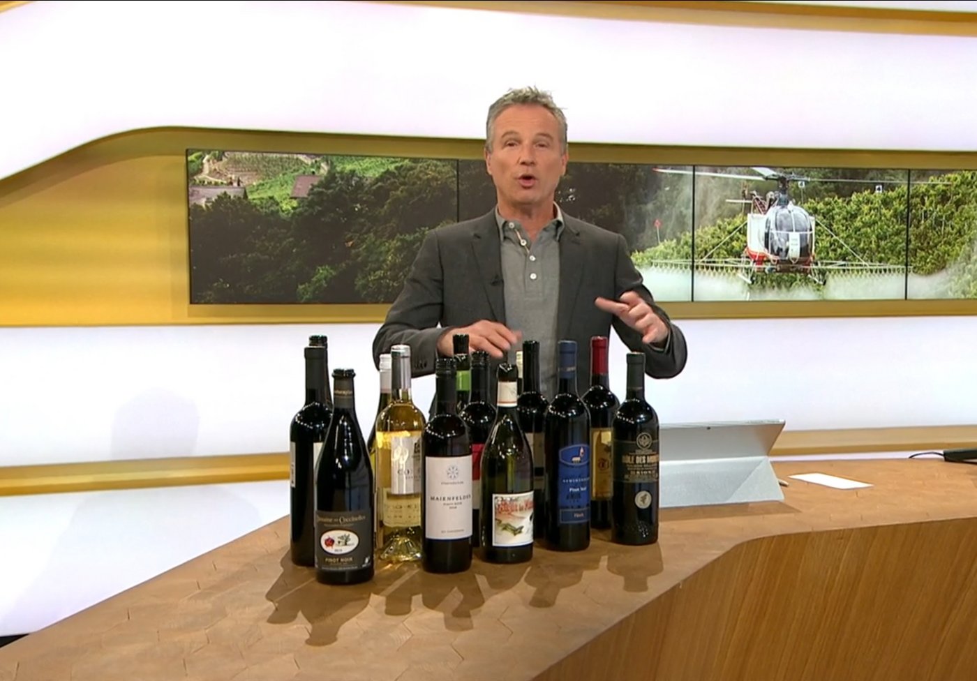 Unbedarfter Umgang mit Fakten: Kassensturz-Moderator Ueli Schmezer vor dem Sprühhelikopter. (Bild Screenshot)