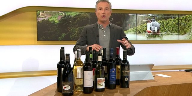 Unbedarfter Umgang mit Fakten: Kassensturz-Moderator Ueli Schmezer vor dem Sprühhelikopter. (Bild Screenshot)