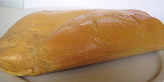 Eine ganze Stopfleber: Die Fettlebern entstehen durch eine bestimmte tierquälerische Mastform, bei dem die Tiere in den letzten 21 bis 28 Tagen zwangsernährt werden. (Bild Wikimedia Commons)