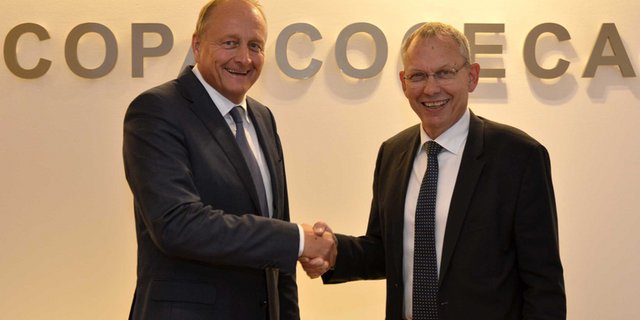 Joachim Rukwied (l.), neuer europäischer Bauernverbandspräsident, und sein Vorgänger Martin Merrild. (Bild Copa-Cogeca)