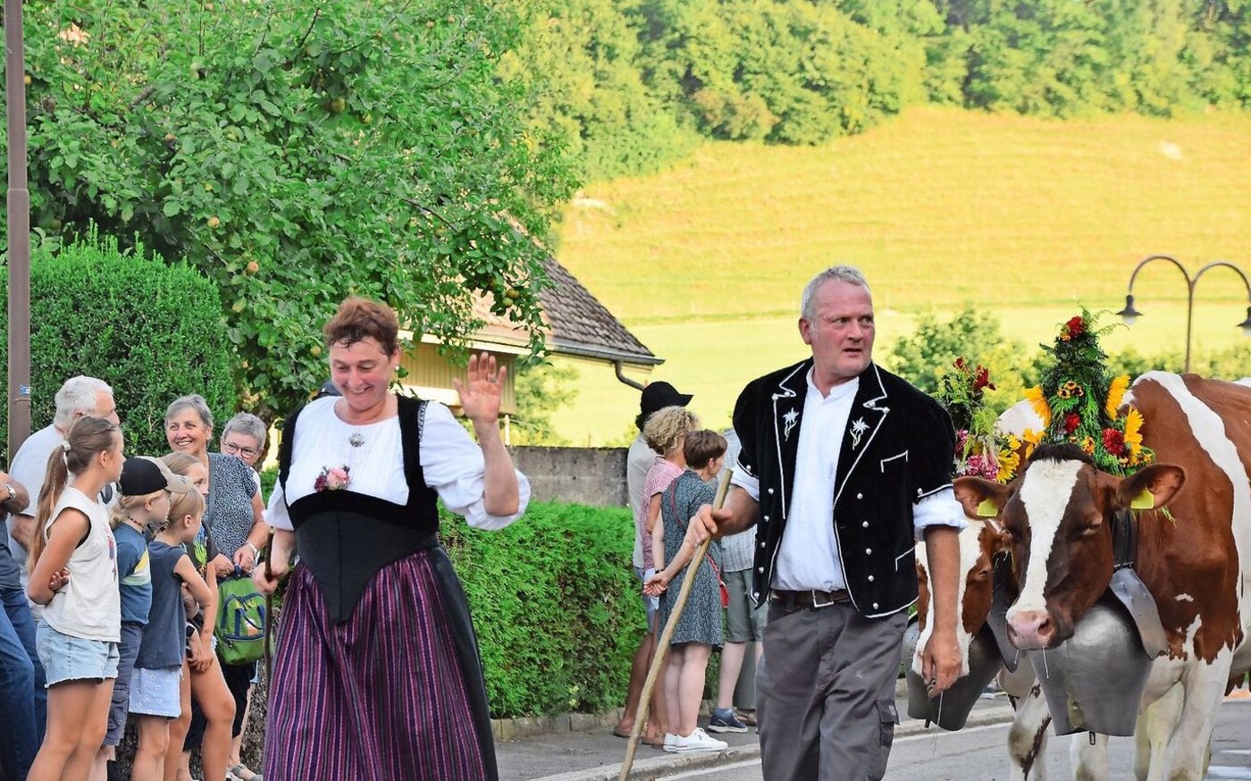 Jolanda und Markus Steiner, Bruderlohn, schreiten zügig voran. Es wurde viel gewunken, gegrüsst und gedankt. Alle Kühe wurden einzigartig geschmückt.  