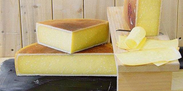 Glarner Hobelkäse ist eine Delikatesse, die dank des Verkaufs im Internet guten Absatz gefunden hat. (Bild Glarona)