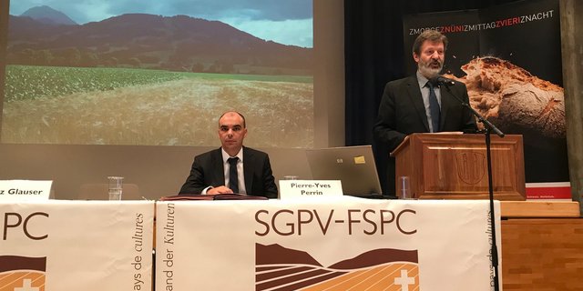 "Hat mans gehört?": Getreideproduzenten-Präsident Fritz Glauser und Direktor Pierre-Yves Perrin ist dank der positiv verlaufenen Abstimmung ein Stein vom Herzen gefallen. (Bild akr)