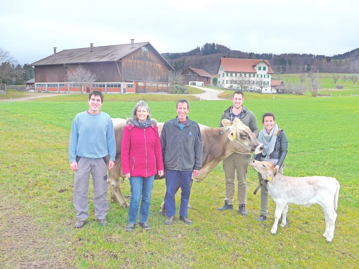 Erfolgreiche ausserfamiliäre Nachfolgeregelung: Simon, Rosmarie und Andreas Zurbrügg haben ihren Betrieb per Anfang Jahr an Christoph und Loretta Odermatt (v.l.n.r.) verkauft. (Bild akr)