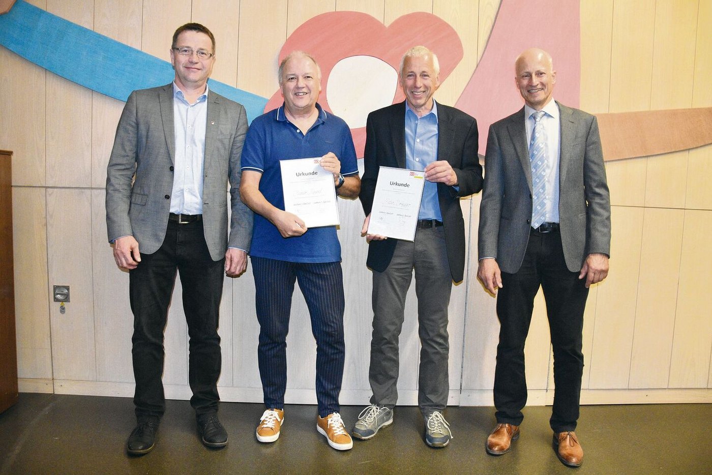 Andreas Vögtli (r.), Präsident Solothurner Bauernverband, und Edgar Kupper (l.), Geschäftsführer ad interim, beglückwünschen die zwei Ehrenmitglieder Heiner Rossel (Zweiter v. l.) und Peter Brügger.