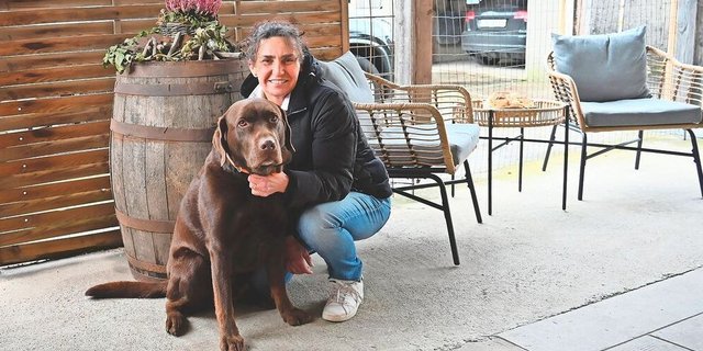 Da Katrin Hofstetter ihre Arbeitstage grösstenteils alleine verbringt, ist Hund Richi ein wichtiger Teil im Leben. Er ist ihr Schatten und ständiger, treuer Begleiter.  