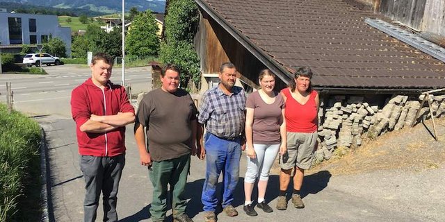 Familie Hofer bittet Bevölkerung um Spenden, damit der Schweinestall an neuer Stelle nochmal aufgebaut werden kann. (Bild rette-hofers-hof.ch)