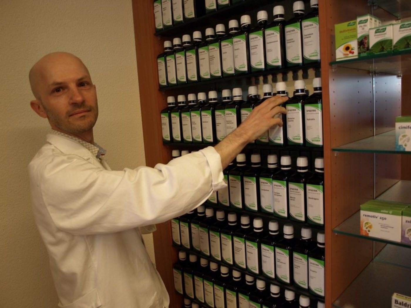 Ronny Weber führt in seiner Drogerie «Naturspross» in Wiesendangen über 100 Spagyrik-Essenzen im Angebot. (Bild Ursina Berger)