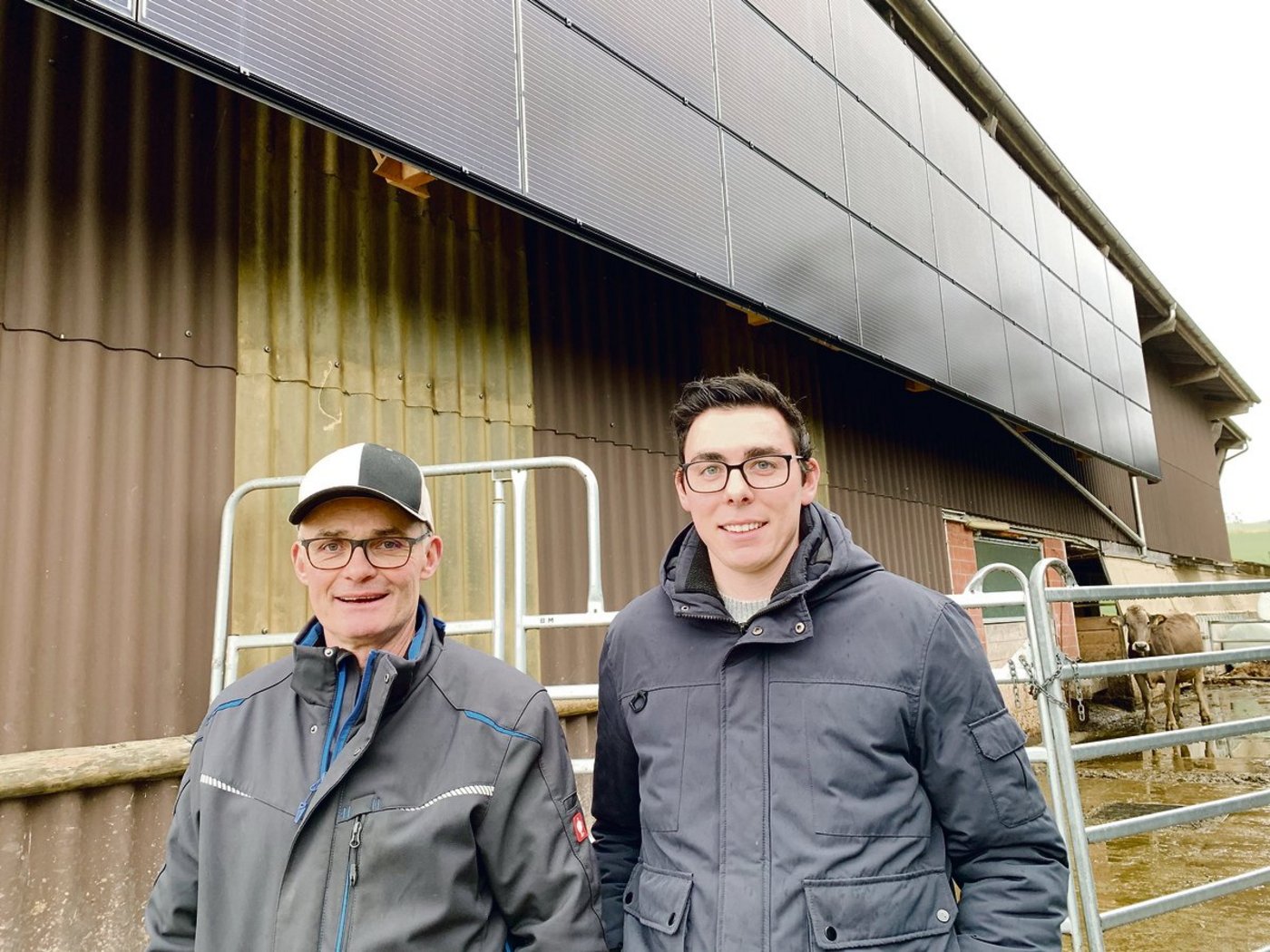 Beat und Sohn Raphael Heini (r.) vor der Fassade, beim Auslauf. Hier wird von den PV-Modulen vor allem abends noch Solarstrom produziert, der selber genutzt werden kann. (Bilder Josef Scherer)