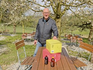 Eine Schaffhauser Traubenschorle fürs urbane Publikum Der Buchberger Winzer Markus Simmler hat die erfrischende Traubenschorle Adam+Uva lanciert, die in roter und weisser Version erhältlich und nur leicht süss ist.(Bild Alexandra Stückelberger)