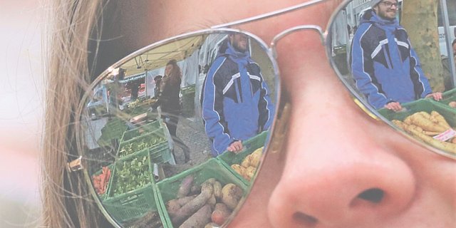 Der Verkäufer und seine Produkte sind in den Fokus einer Kundin geraten: einer von vielen Schritten im Verkaufsprozess. (Bild Ruth Aerni)