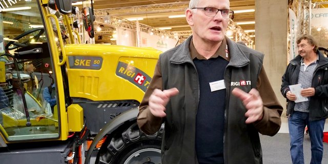 Sepp Knüsel präsentiert den ersten batterie-elektrischen Rigitrac SKE 50 Electric. (Bild Jürg Vollmer)