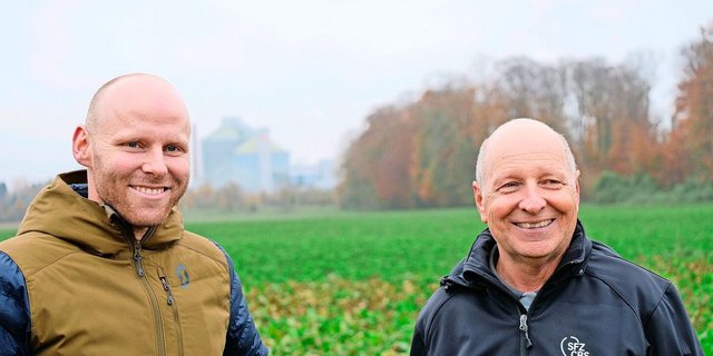 Landwirt Marc Peter (links) und SFZ-Berater Samuel Jenni (rechts) auf dem Feld vor der Aarberger Zuckerfabrik.