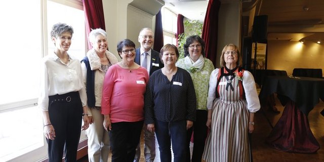 Die Preisträgerinnen umrunden Francis Egger, Präsident der Agrisano Stiftung: Beatrix Tschannen, Gaby Berger, Helene Gurtner, Vreni Maurer, Brigitte Linder, Ursula Moser (v.l.n.r.). (Bild lid/mg)