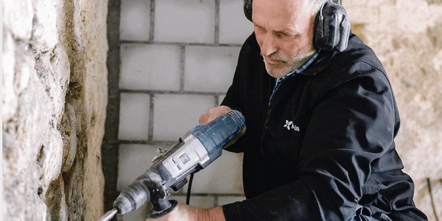 Christian Kämpf hat noch viel Arbeit, bis sein Traum, die Käserei, fertig ist.   (Bild zVg Schweizer Berghilfe, Max Hugelshofer)