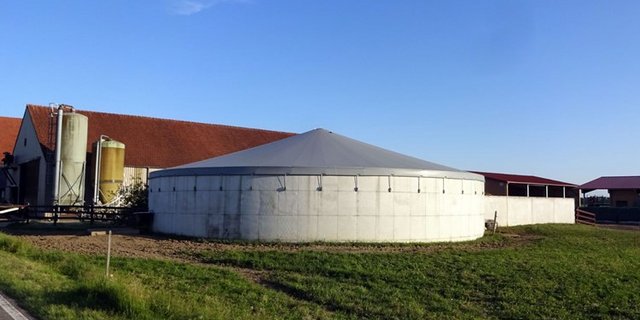 Die passende Abdeckung der Güllegrube soll Ammoniakemissionen und Geruchsstoffe bis zu 80 % reduzieren. Das Beachten der Lufttemperatur und -feuchtigkeit bei der Ausbringung bleiben jedoch wichtige Faktoren bei der Reduktion von Luftschadstoffen. (Bild BFH HAFL)