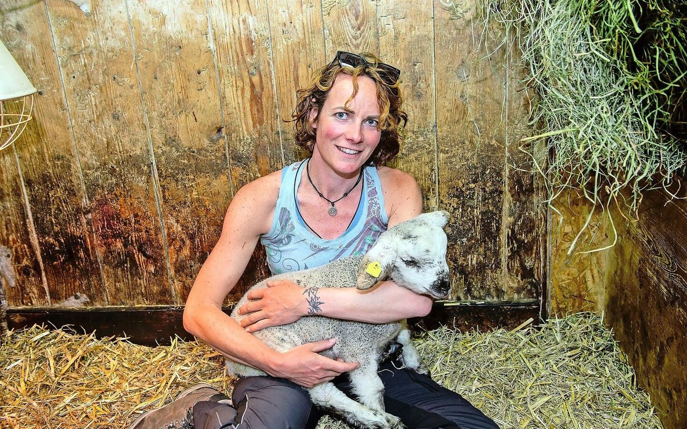 Das «Bäschele», umsetzen und ansetzen der Lämmer ist etwas, das der 41-Jährigen besonders Freude macht.