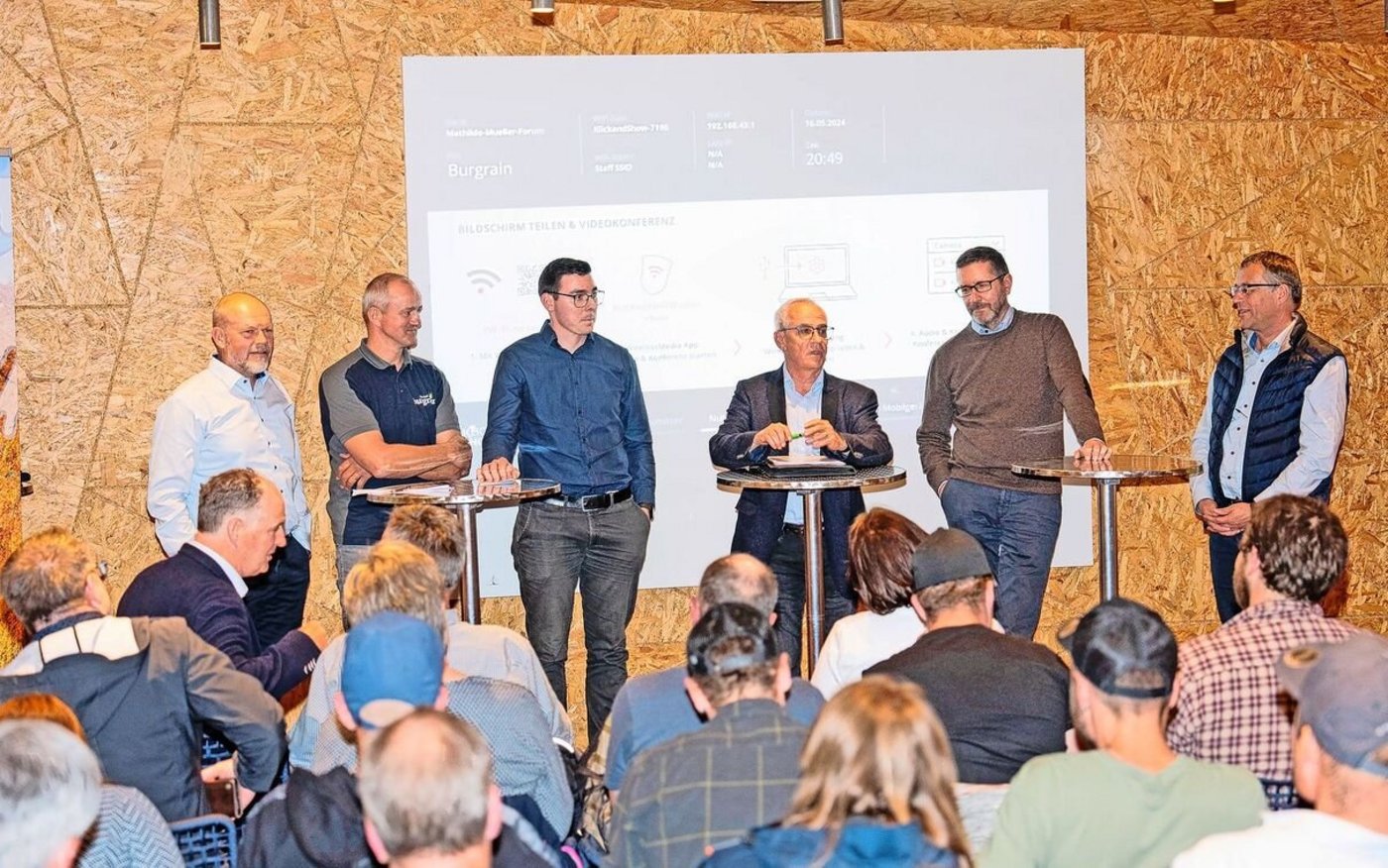 Die Podiumsteilnehmer (v. l.): Remo Petermann, BBZN Schüpfheim; Andreas Nussbaumer, Landwirt Burgrain; Raphael Heini, LBV; Moderator Josef Scherer, BauernZeitung;  Thomas Meyer, Lawa, und Pirmin Furrer, Geschäftsführer ZMP. 