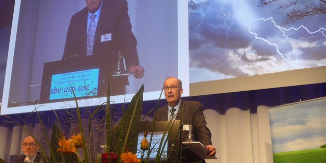 An Blitz und Donner wird es auch in den kommenden Auseinandersetzungen im Parlament nicht mangeln: Markus Ritter an einer DV des SBV. (Bild akr)