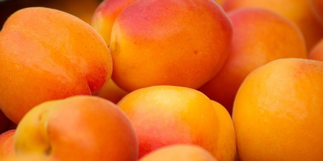 Früchte mit roten Backen sind bei Schweizerinnen und Schweizern beliebter als ganz orange Aprikosen. (Bild jackmac34/Pixabay)