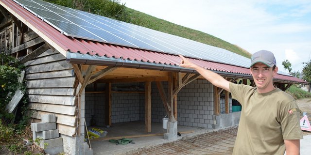 Joel Wapf hat im März im Zusammenhang mit der Dachsanierung der Remise gleich eine Photovoltaikanlage montiert. Den Strom braucht er selber. (Bild Josef Scherer)