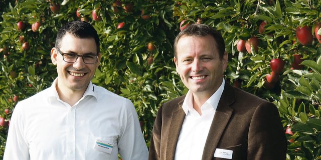 Florian Sandrini vom BBZ Arenenberg (links) und Ueli Bleiker, Chef des Thurgauer Amts für Landwirtschaft, wollen wissen, auf welchen Wegen Wirkstoffe in Gewässer gelangen.