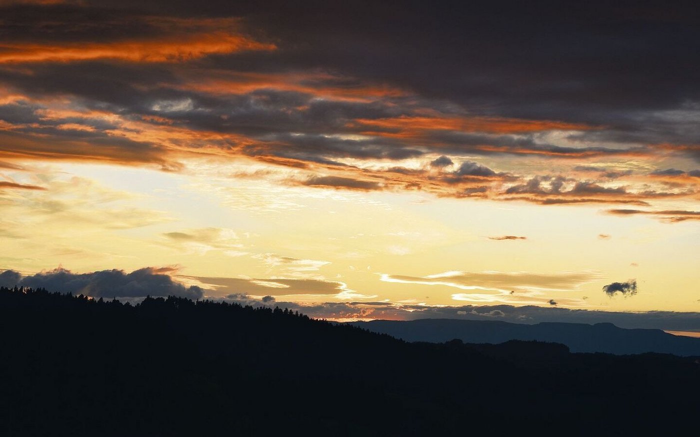 Durch die Wolken scheint manchmal die Sonne – und wenn nicht, weiss man zumindest, dass sie dahinter ist. Auch in schwierigen Zeiten geht es meist irgendwie weiter, aber es ist einfacher, wenn man Unterstützung hat. 