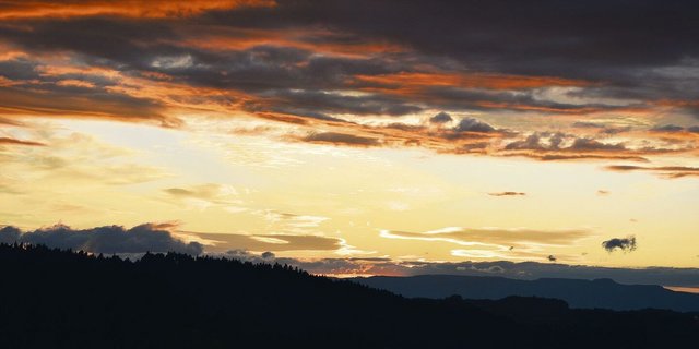 Durch die Wolken scheint manchmal die Sonne – und wenn nicht, weiss man zumindest, dass sie dahinter ist. Auch in schwierigen Zeiten geht es meist irgendwie weiter, aber es ist einfacher, wenn man Unterstützung hat. 