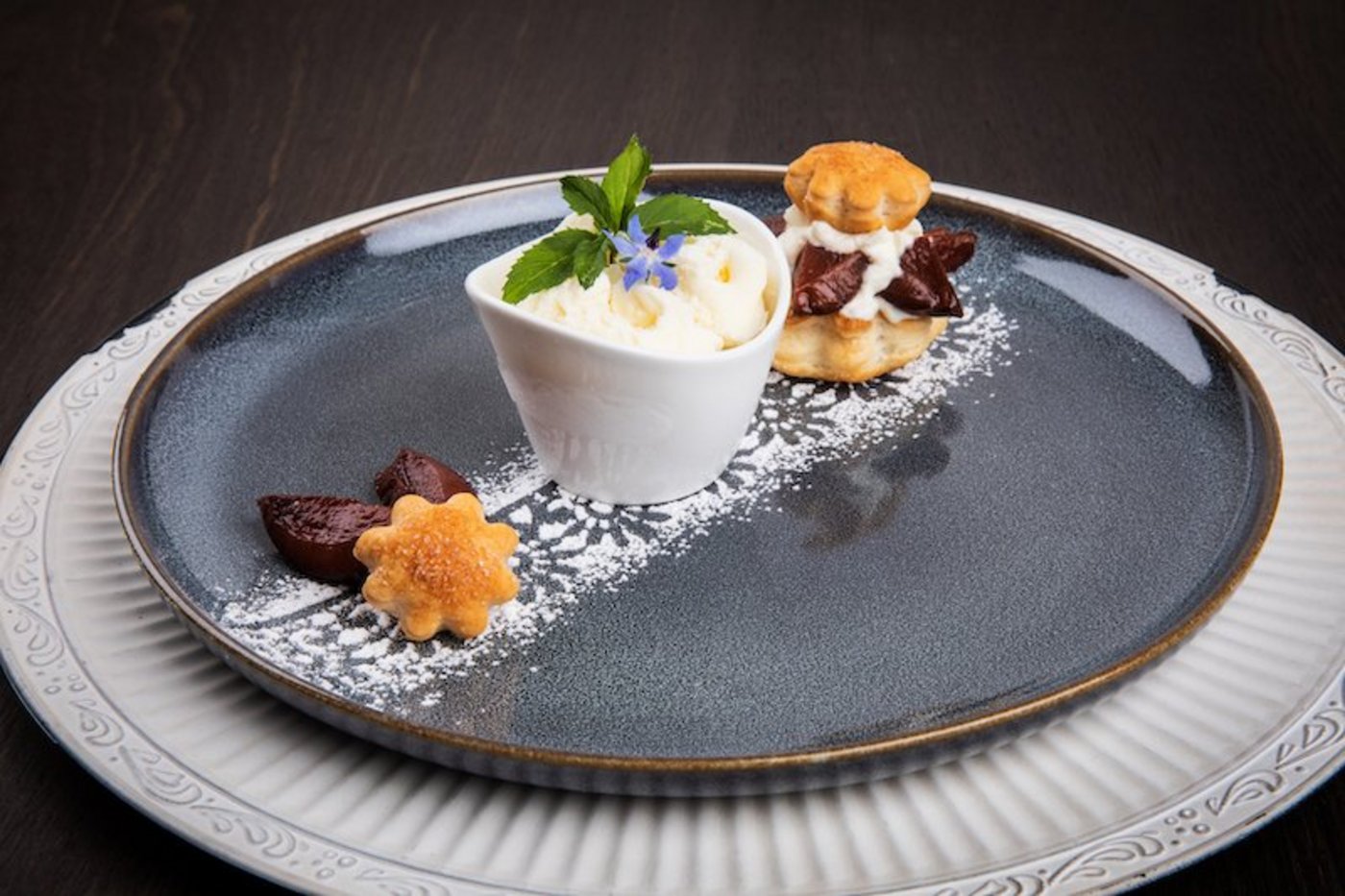 Barbaras Zwetschgentraum mit wiessem Zimt-Quark-Soft-Ice. (Bild Ueli Christoffel/SRF)