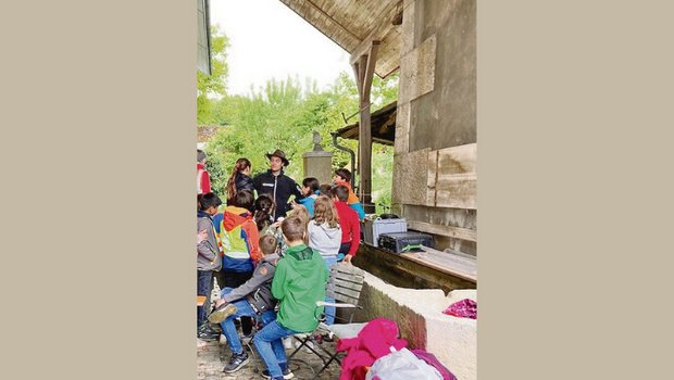 Bastian Hurni wirkt bei der «Schule auf dem Bauernhof» mit. Dabei bringt er den Kindern die Landwirtschaft näher. (Bild Bastian Hurni)