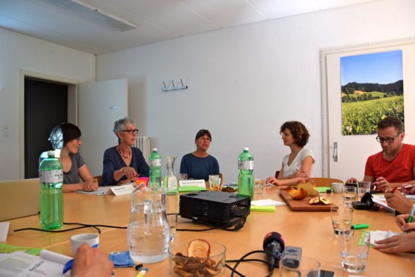 Ruth Berchthold, ehemalige Biobäuerin und Hofübergebende ( Mitte) war am Mediengespräch vor Ort und berichtete von ihren Erfahrungen. (Bild BauZ)