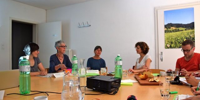 Ruth Berchthold, ehemalige Biobäuerin und Hofübergebende ( Mitte) war am Mediengespräch vor Ort und berichtete von ihren Erfahrungen. (Bild BauZ)