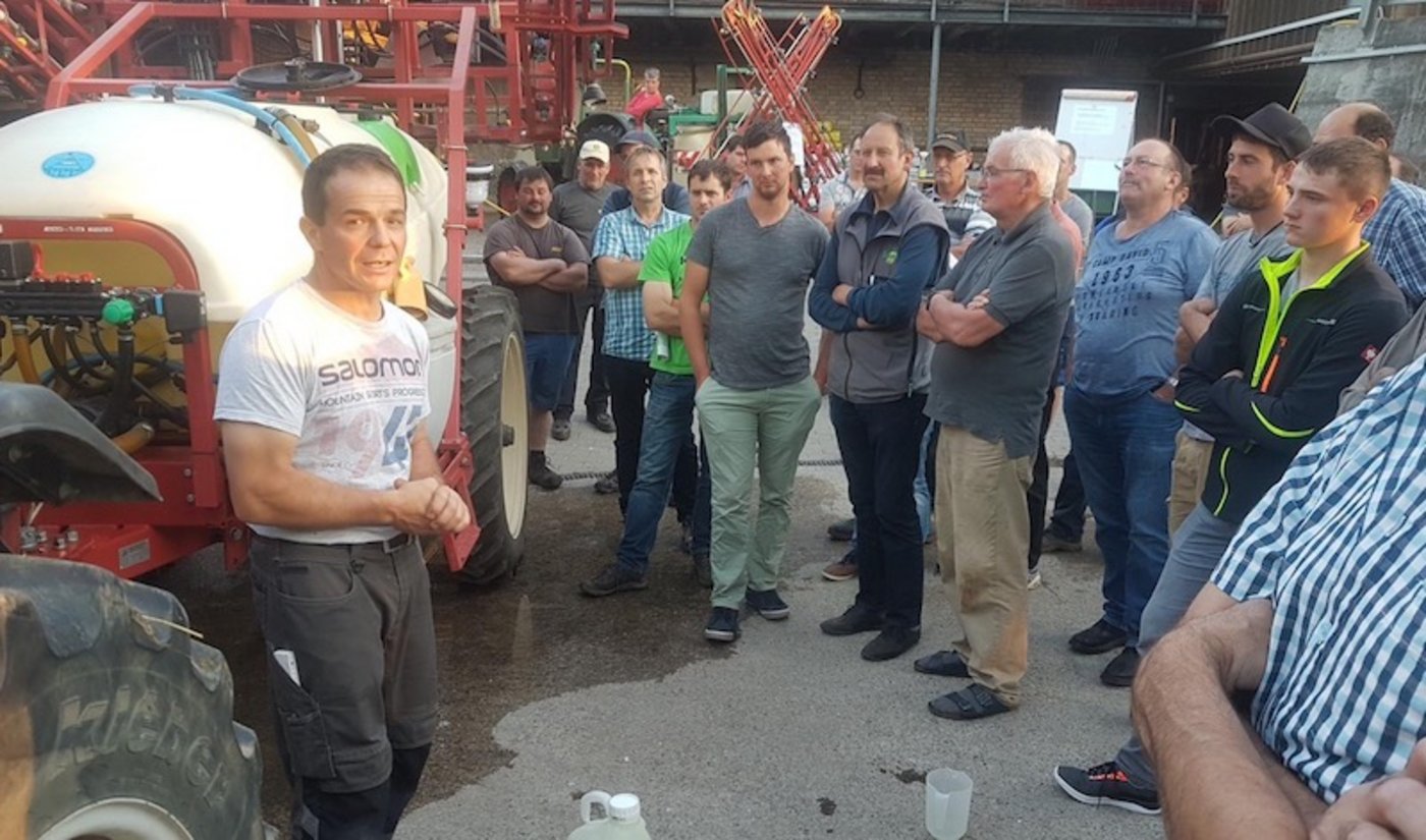 Marcel Weber (links) erklärt, wie mit technischer Nachrüstung die Pflanzenschutzmittel sauber in die Spritze eingebracht werden können. (Bild Salome Preiswerk-Guhl)