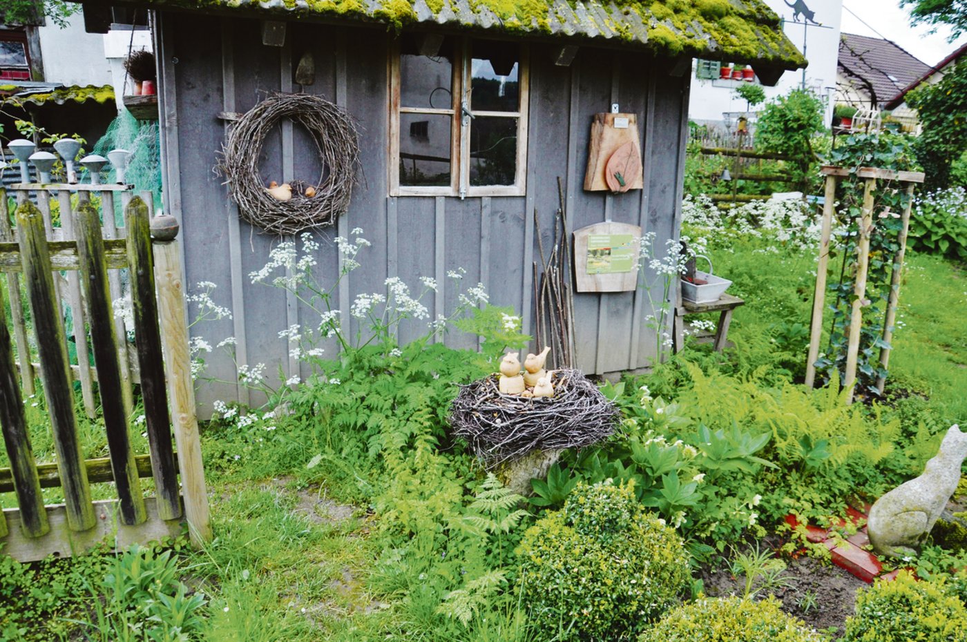 Das Gartenhaus ist ein Rückzugsort bei Regenwetter.