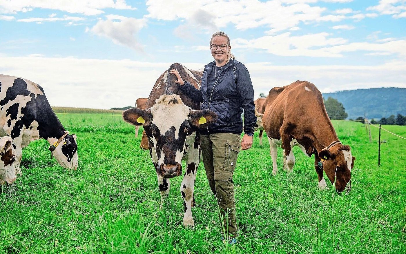 Ina Rethwisch neben ihrer Lieblingskuh Carina. Dass sie einmal so entspannt inmitten der Kühe stehen würde, hätte sie früher nie für möglich gehalten.