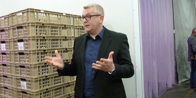 Reto Böhner von der Migros Basel betont, man wolle mit den Vertical-Farming-Produkten keine regionalen Produzenten konkurrenzieren, sondern vielmehr Importe vermeiden. (Bild jsc)