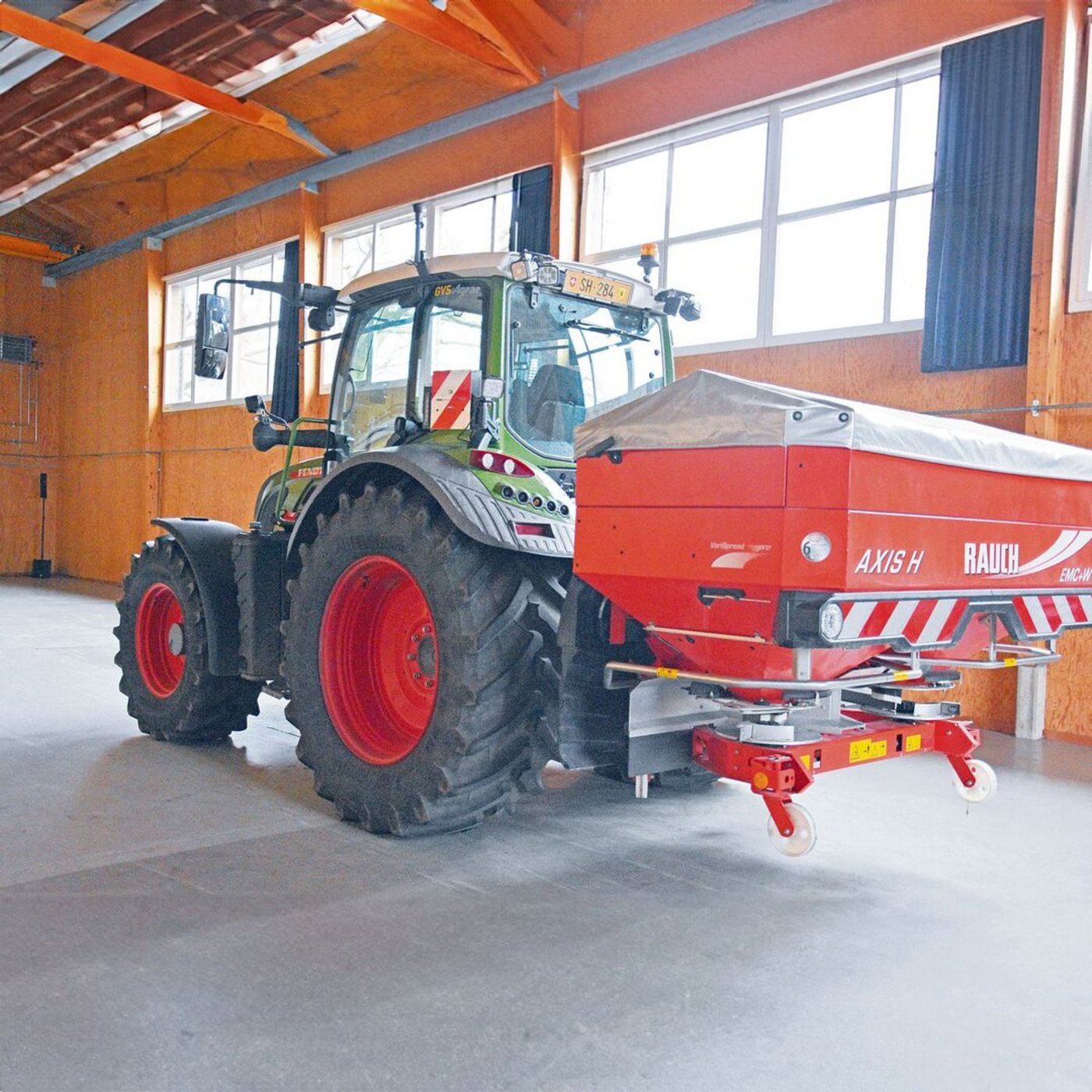 Cyril Tappolet nutzt einen Sulky Wiegestreuer (DX30+) mit ISO-Bus und VRA (Variable-Rate-Application) und 15 Metern Arbeitsbreite.