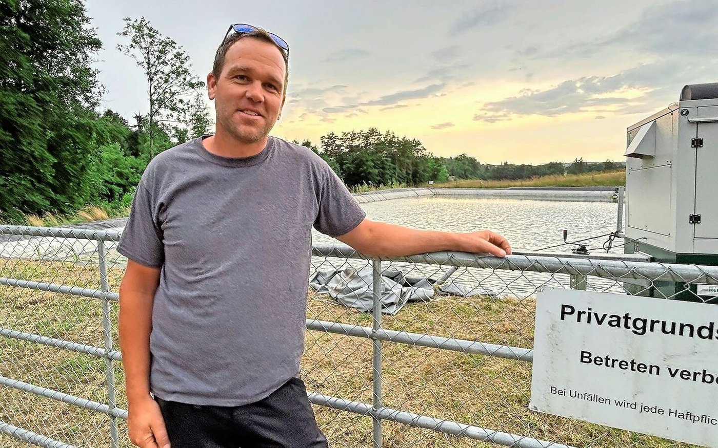 Pascal Schiess vor seinem Speicherbecken in Herdern.